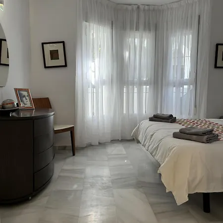 - Sleeps 6 Pool & Private Terrace شقة ماربيا