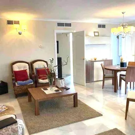 - Sleeps 6 Pool & Private Terrace * ماربيا