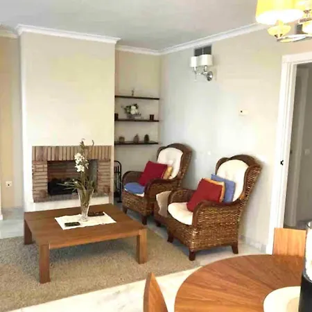 - Sleeps 6 Pool & Private Terrace شقة ماربيا