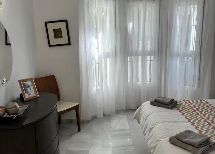 - Sleeps 6 Pool & Private Terrace 아파트