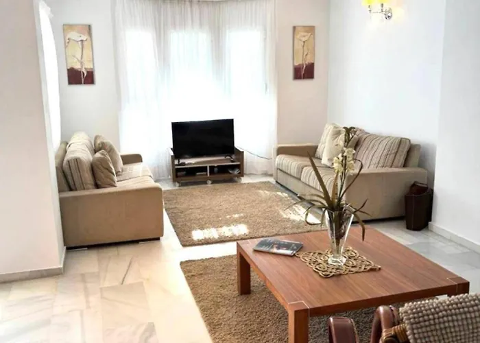 - Sleeps 6 Pool & Private Terrace 마르베야