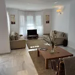 - Sleeps 6 Pool & Private Terrace 마르베야