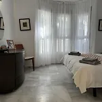 - Sleeps 6 Pool & Private Terrace 아파트 마르베야