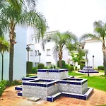 - Sleeps 6 Pool & Private Terrace 아파트