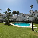 - Sleeps 6 Pool & Private Terrace 아파트 마르베야