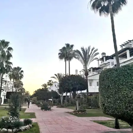 - Sleeps 6 Pool & Private Terrace 아파트 마르베야