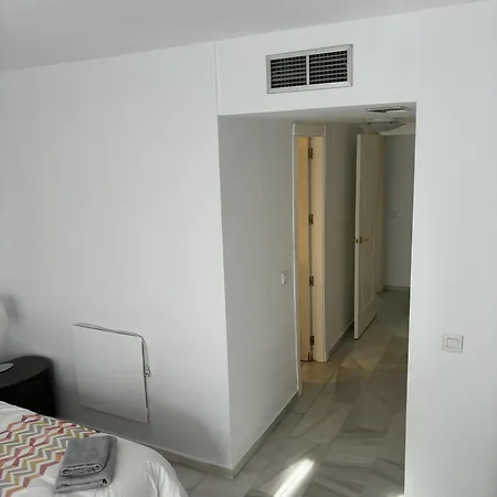 - Sleeps 6 Pool & Private Terrace Apartment Marbella